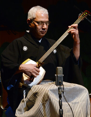 Sawada Harugin en train de jouer du shamisen, luth japonais
