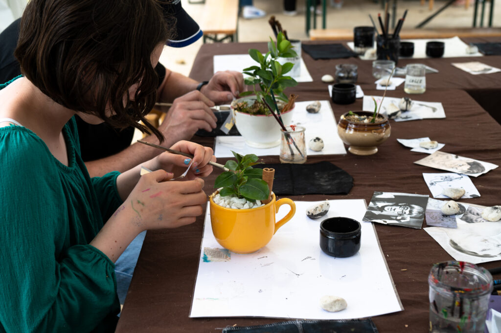 Atelier d'art plastique, réalisation de petits jardins japonais dans des pots et de dorures à la feuille d'or