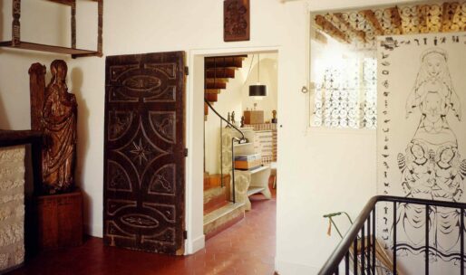 Vue de l'entrée de la Maison-atelier Foujita avec la statue en bois de Sainte-Barbe sur la gauche