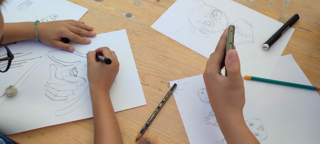 Atelier manga, personnes en train de dessiner au crayon à papier des personnages manga
