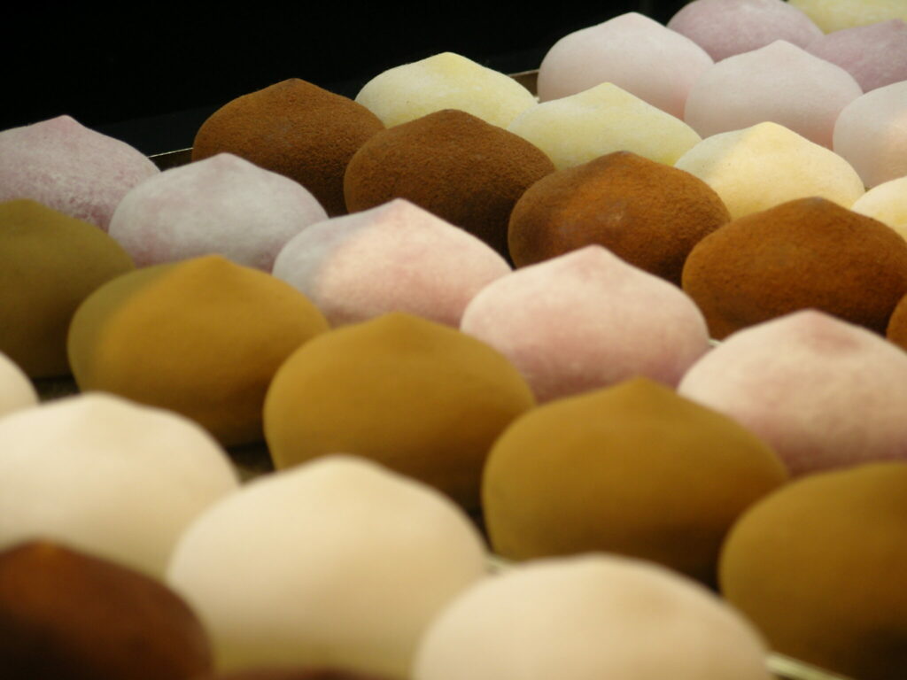 plusieurs rangées de mochis, desserts japonais rose et marron