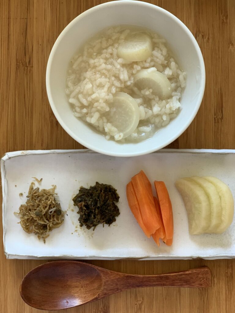 Visuel illustrant l'atelier culinaire autour du miso : riz gluant dans un bol, miso, shiso et tranches de gingembre avec une cuillère